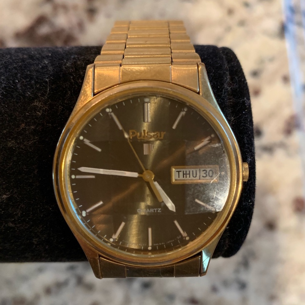 Men’s Traditional Pulsar Vintage Quartz Gold Watch